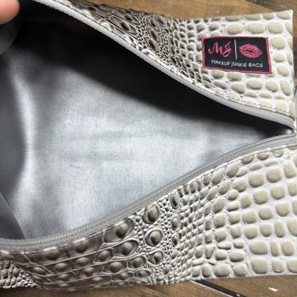 Makeup Junkie Bags Bubble Gator Greytor Medium 8”x11” Lay Flat Zippered Bag - Picture 5 of 5